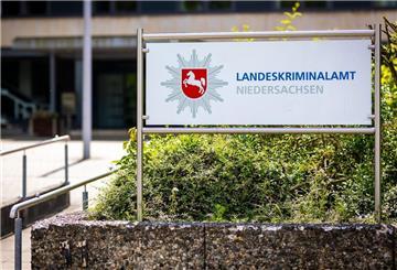 Ein Schild mit der Aufschrift Landeskriminalamt Niedersachsen steht vor einem Gebäude. 