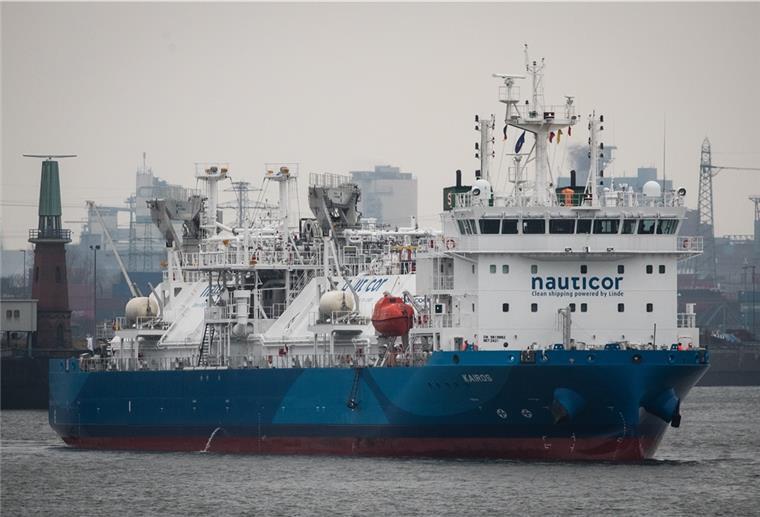 Nach Nordstream-Stop: Wann kommt Deutschlands Gas-Terminal? Das LNG-Bunker-Schiff "Kairos" läuft den Hafen von Hamburg an. An mehreren Standorten in Norddeutschland laufen derzeit Planungen für das erste deutsche Importterminal für Flüssigerdgas (LNG).
