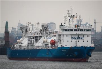 Das LNG-Bunker-Schiff "Kairos" läuft den Hafen von Hamburg an. An mehreren Standorten in Norddeutschland laufen derzeit Planungen für das erste deutsche Importterminal für Flüssigerdgas (LNG).
