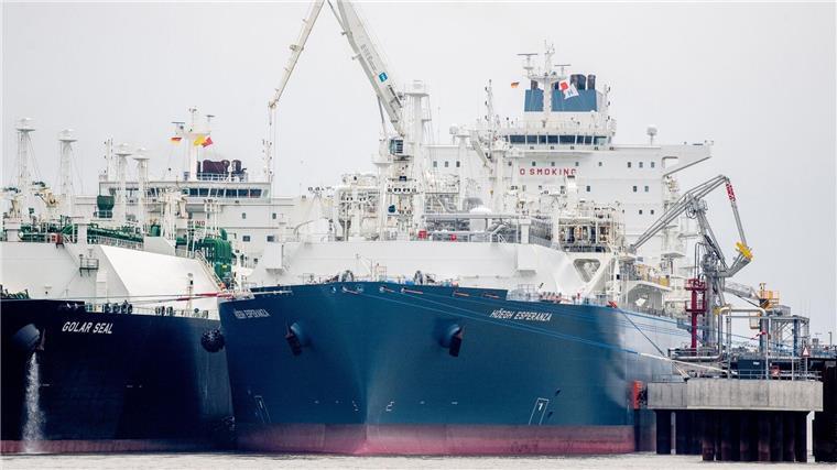 Wilhelmshaven bisher wichtigstes deutsches LNG-Terminal Das LNG-Tankschiff „Golar Seal“ (l) liegt neben dem Spezialschiff „Höegh Esperanza“ an einem neuen Anleger im Jadebusen.