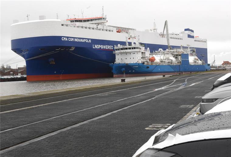 Dieses Schiff wird im Hafen von Bremerhaven gefeiert Das LNG-Tankschiff „Kairos“ hat erstmals im Hafen verflüssigtes Erdgas übergeben: An den Neubau „CMA CGM Indianapolis“, bevor er zurückfährt nach Singapur.