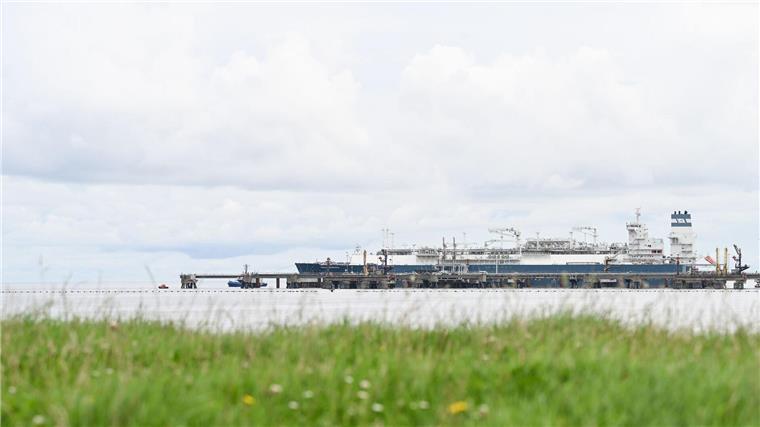 Leitung für zweites LNG-Terminal fertiggestellt Das LNG-Terminalschiff „Höegh Esperanza“ an ihrem Liegeplatz im JadeWeserPort.