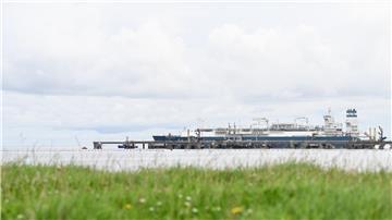Das LNG-Terminalschiff „Höegh Esperanza“ an ihrem Liegeplatz im JadeWeserPort.