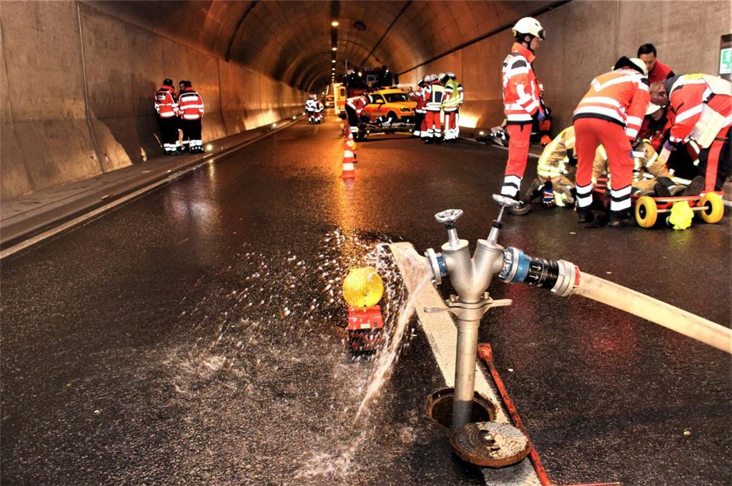 Das Löschwasser entnahmen die Feuerwehren aus den Hydranten der vom Unfall nicht...