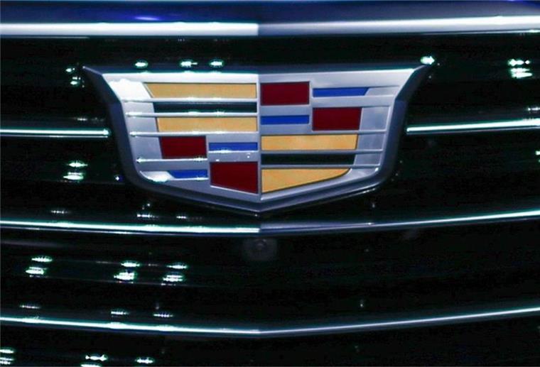 Das Logo der amerikanischen Automarke prangt an einem Kühlergrill.