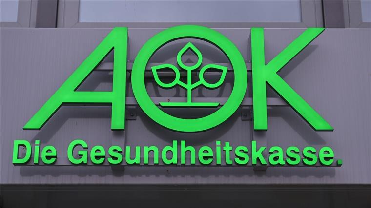 AOK-Report: Hohe Zunahme psychischer Erkrankungen Das Logo der AOK, Allgemeine Ortskrankenkasse, ist an einem Gebäude zu sehen.