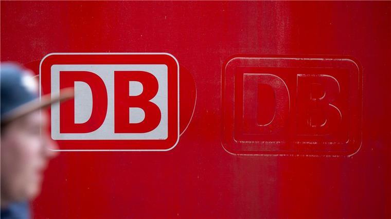 Streik sorgt für Ausfälle: Volle Züge bei Konkurrenten Das Logo der Deutschen Bahn (DB) klebt an einem Zug des Unternehmens.