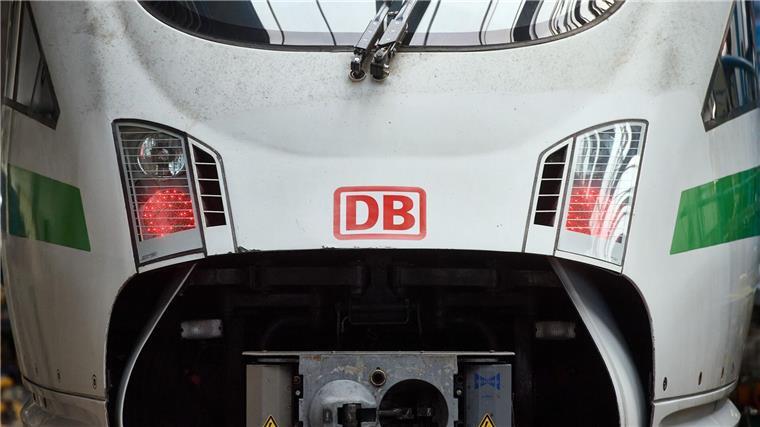 Das Logo der Deutschen Bahn ist auf der Front eines ICE zu sehen.