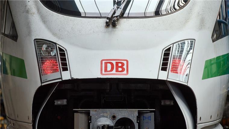 Das Logo der Deutschen Bahn ist auf der Front eines ICE zu sehen.