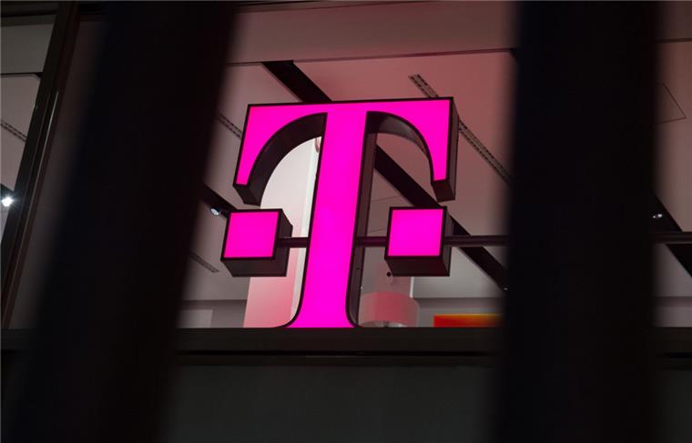 Telekom schließt jeden fünften Shop - Rund 800 Stellen betroffen Das Logo der Deutschen Telekom steht in einer Verkaufsfiliale des Unternehmens in der Innenstadt.