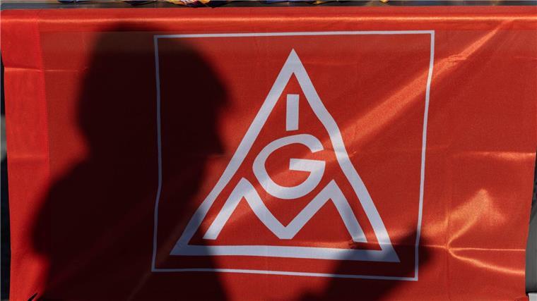 Arbeitgeber sorgen sich um Folgen der Haushaltskrise Das Logo der IG Metall auf einem Banner.