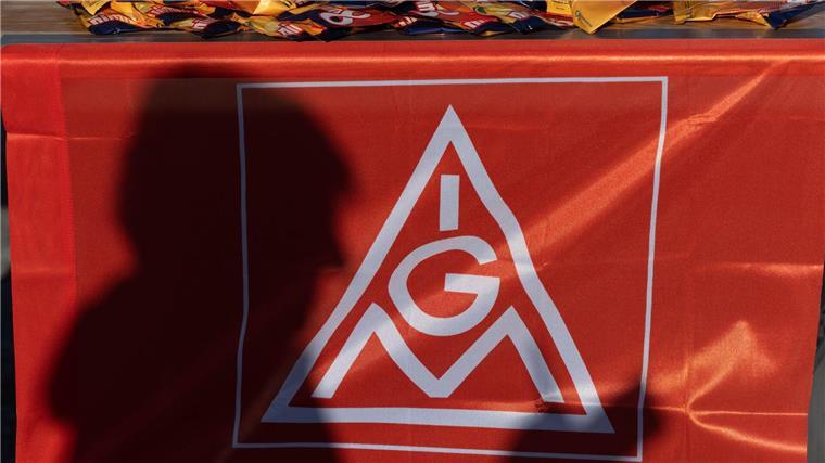 Tarifstreit Stahlindustrie: IG Metall droht mit Eskalation Das Logo der IG Metall auf einem Banner.