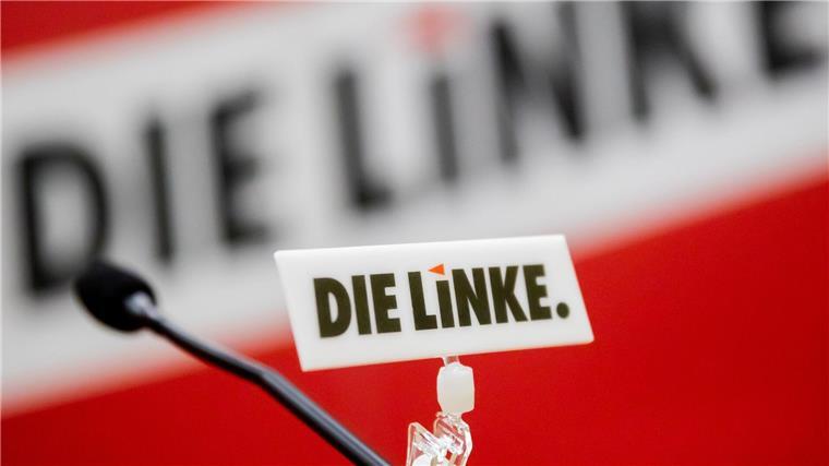 Linke würdigen Arbeit von Fraktionschef Bartsch Das Logo der Linken ist bei einem Parteitag an einem Mikrophon angebracht.