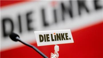 Das Logo der Linken ist bei einem Parteitag an einem Mikrophon angebracht.