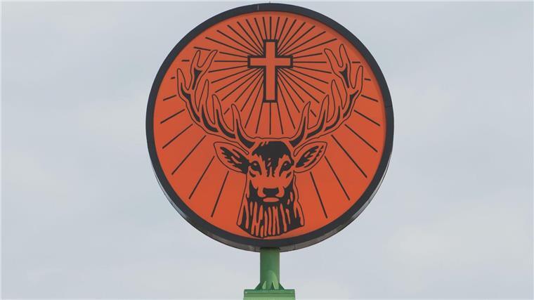 Jägermeister: Kodden wechselt vom Aufsichtsrat in Vorstand Das Logo der Mast-Jägermeister SE steht auf einem Werksgebäude.
