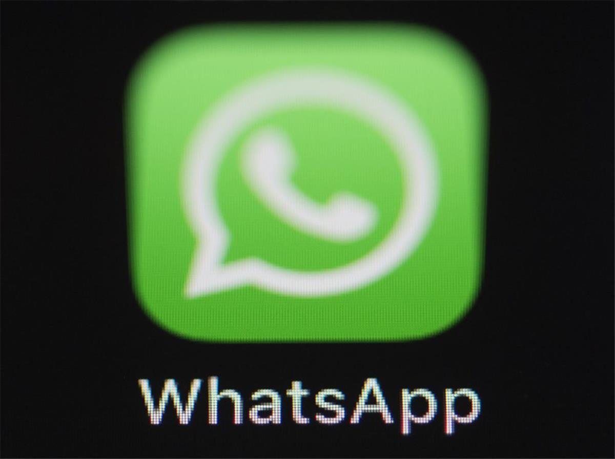 Das Logo der Messenger-App Whatsapp  ist auf dem Bildschirm eines Smartphones zu sehen.
