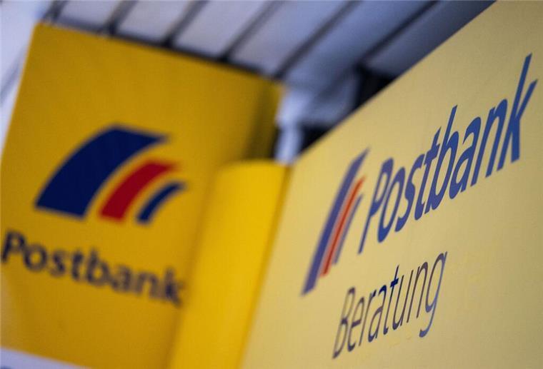 Warnstreik bei der Postbank: Am Donnerstag ist mit längeren Wartezeiten zu rechnen Das Logo der Postbank ist an einer Filiale zu sehen.