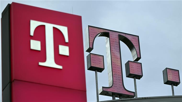 Ab Montag zwei Tage Warnstreik bei der Telekom Das Logo der Telekom steht auf dem Dach der Unternehmenszentrale.