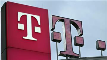 Das Logo der Telekom steht auf dem Dach der Unternehmenszentrale.