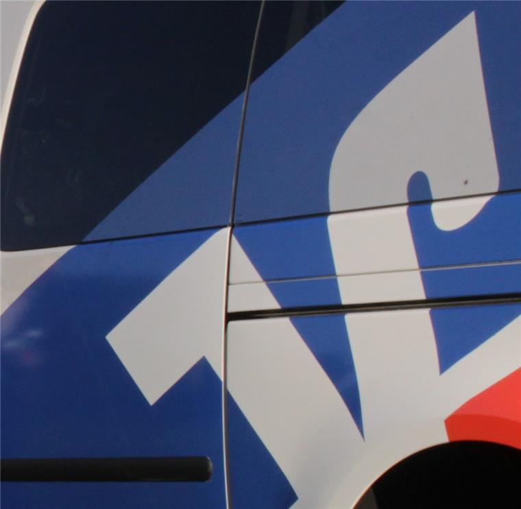 Volksbank: Keine Garantie für restliche Standorte Das Logo der Volksbank auf einem Firmenwagen.