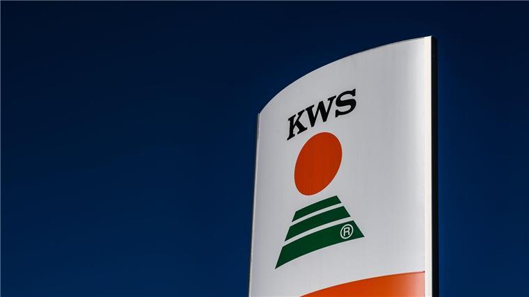Das Logo des Biotechnologie-Unternehmens KWS Saat SE ist am Firmensitz in Einbeck zu sehen.