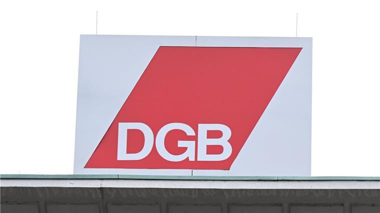 DGB ruft zu Veranstaltungen am Tag der Arbeit auf Das Logo des Deutschen Gewerkschaftsbundes DGB, ist am Gewerkschaftshaus in Stuttgart angebracht.