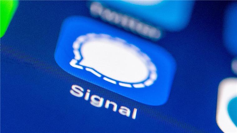 Das Logo des Messenger Dienstes Signal auf einem Smartphone.