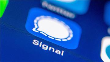 Das Logo des Messenger Dienstes Signal auf einem Smartphone.
