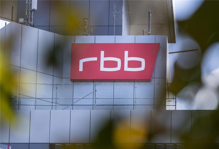 RBB-Affäre: Sender stellt Leiterin der Intendanz frei Das Logo des öffentlichen Senders Rundfunk Berlin-Brandenburg (RBB) ist an der Fassade am Sitz des Senders an der Masurenallee angebracht. Die Leiterin der Hauptabteilung Intendanz, Verena Formen-Mohr, ist freigestellt worden.