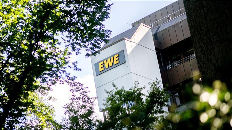 Das Logo des Unternehmens, der Schriftzug „EWE“, hängt an der Hauptverwaltung des Energieversorgers.