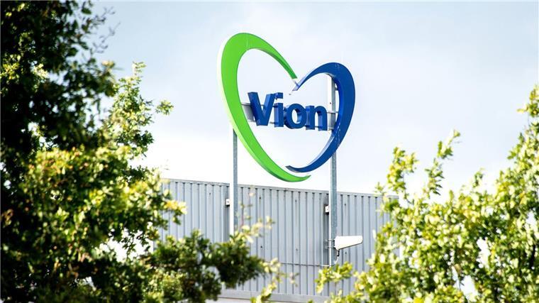 Das Logo des Unternehmens hängt an einer Halle des Lebensmittelkonzerns Vion.
