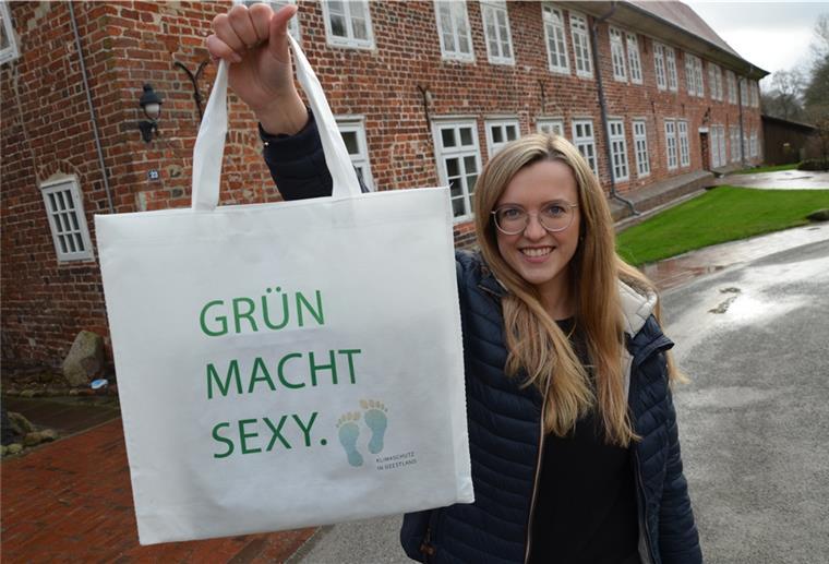 So arbeitet die Stadt Geestland am Klimaschutz Das Logo für die Klimaschutz-Kampagne der Stadt Geestland ist ganz neu: Klimaschutzmanagerin Katharina Koop freut sich über die kreative Optik, die unter anderem auf Umhängetaschen verwendet werden soll.
