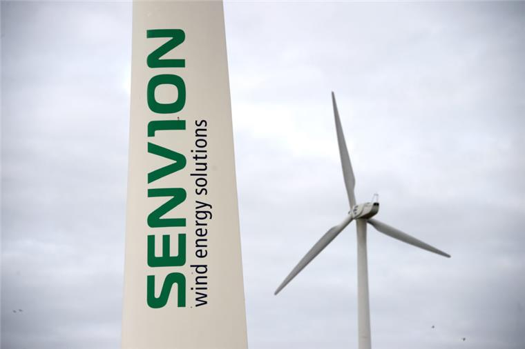 Das Logo "Senvion wind energy solutions" ist  auf dem Flügel einer Windkraftanlage zu sehen. 