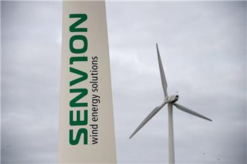 Das Logo "Senvion wind energy solutions" ist auf dem Gelände von Senvion auf dem Flügel einer Windkraftanlage zu sehen.