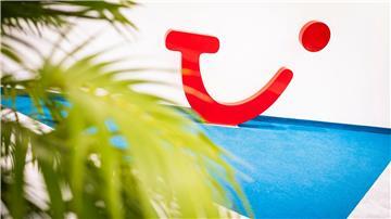 Das Logo vom Reisekonzern Tui ist in der Konzernzentrale in Hannover zu sehen.