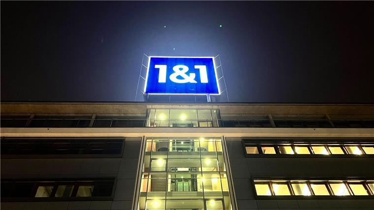 Eigenes Handynetz ist finanziell noch Ballast für 1&1 Das Logo von 1&1 ist auf dem Dach der Firmenzentrale installiert.