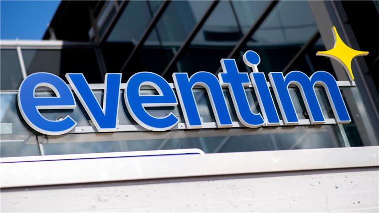 CTS Eventim sichert sich Mehrheit bei France Billet Das Logo von CTS Eventim hängt über einen Ticketschalter an der ÖVB-Arena in Bremen.