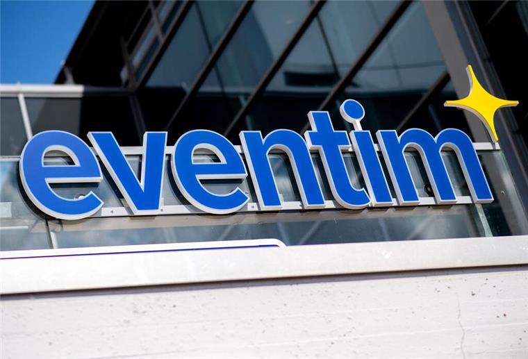 Das Logo von Eventim hängt über einem Ticketschalter.