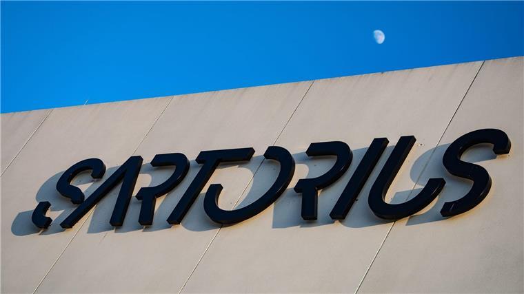 Sartorius erwartet Aufschwung im laufenden Jahr Das Logo von Sartorius ist auf einem Gebäude am Firmensitz zu sehen.