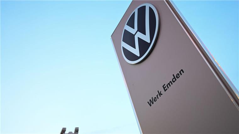 E-Auto-Produktion bei VW Emden ruht fünf Tage Das Logo von Volkswagen steht vor dem Eingang zum Werk Emden.