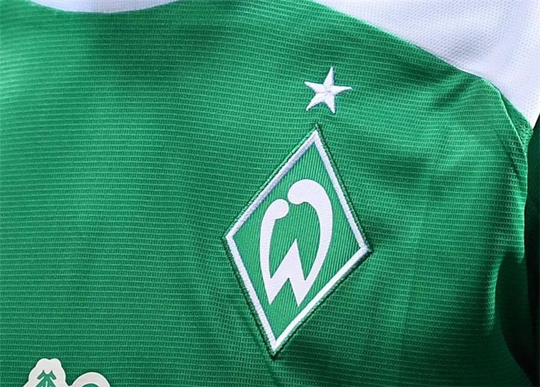 Das Logo von Werder Bremen auf einem Trikot.