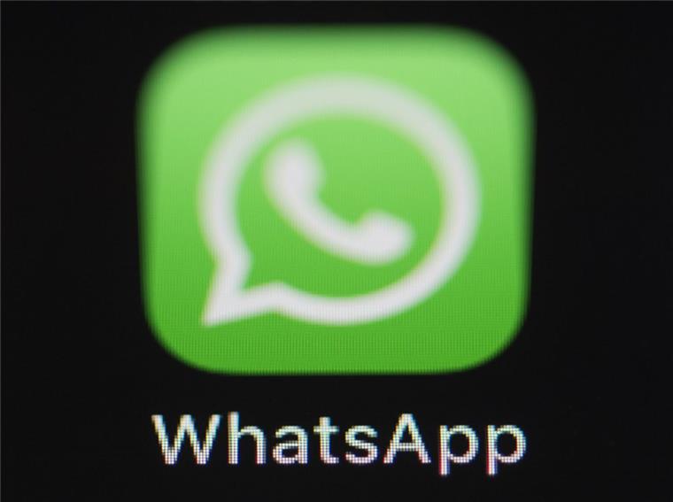 Das Logo von WhatsApp ist auf dem Bildschirm eines iPhones dargestellt. 