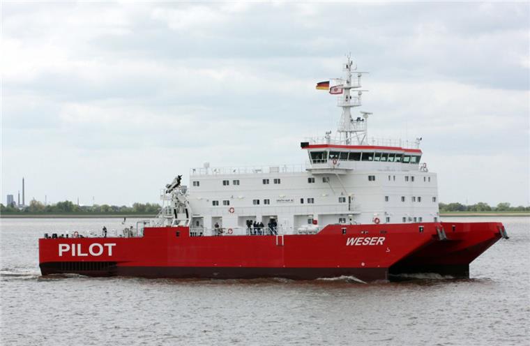 Besatzungsmitglieder der "Weser": Landet der Müll im Wasser? Das Lotsenschiff "Weser" ist seit 2010 vor Wangerooge im Einsatz.