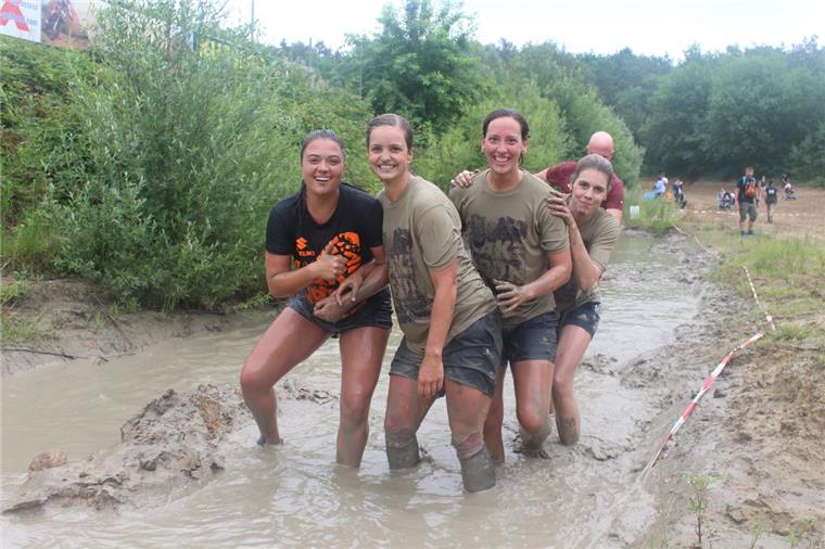 Lake-Run in Hoope: 1400 Teilnehmer rennen durch Matsch und Feuer Das Loxstedter Team "Keep going" will 2019 auf jeden Fall wieder dabei sein.
