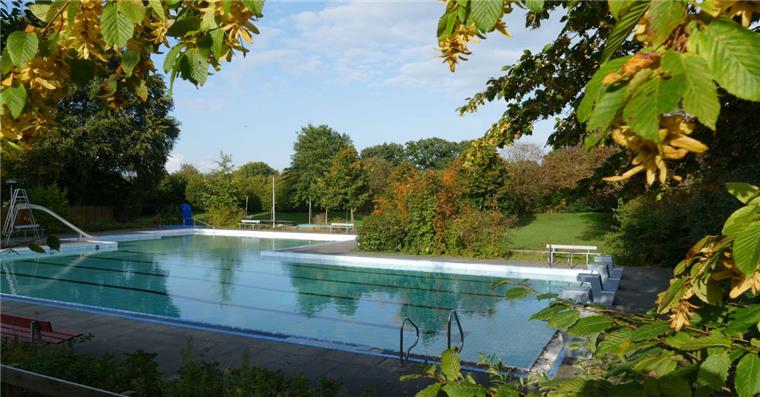Wird das Lubibad in Lunestedt zum Naturbad? Das Lubibad ist in die Jahre gekommen. Eine Sanierung teuer. Daher werden Alternativen gesucht. Jenni Humbert vom Freundeskreis des Bades hat die
Idee ins Spiel gebracht, das Lubibad in ein Naturbad umzuwandeln.