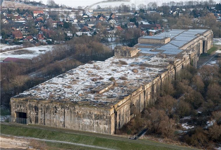 Lager Sandbostel: Online-Info und Fahrt zum U-Boot-Bunker Das Luftbild zeigt den U-Boot-Bunker „Valentin“ in Bremen. Die Gedenkstätte Lager Sandbostel bietet eine Fahrt zu dem Denkort an.
