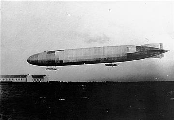 Das LuftschiffL 10 (im Hintergrund die Hallen Nora und Norbert) war bis zum Absturz am 3. September 1915 in Nordholz stationiert.