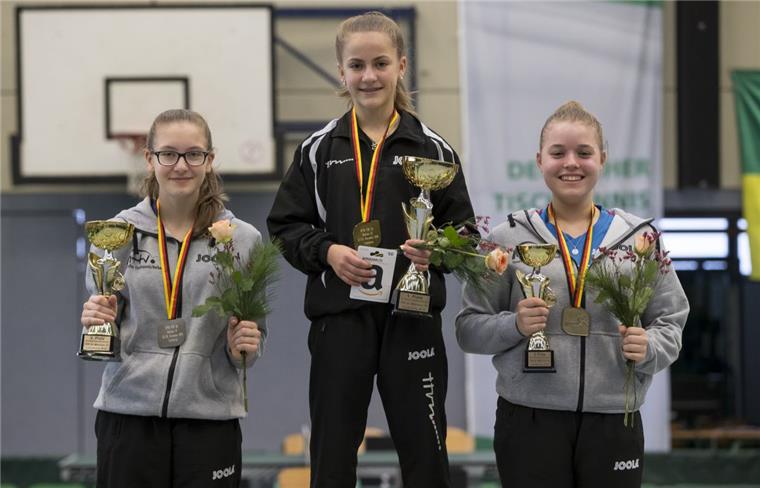 Das Lunestedter Tischtennis-Talent Mia Griesel (Mitte) setzte sich gegen starke nationale Konkurrenz durch. 