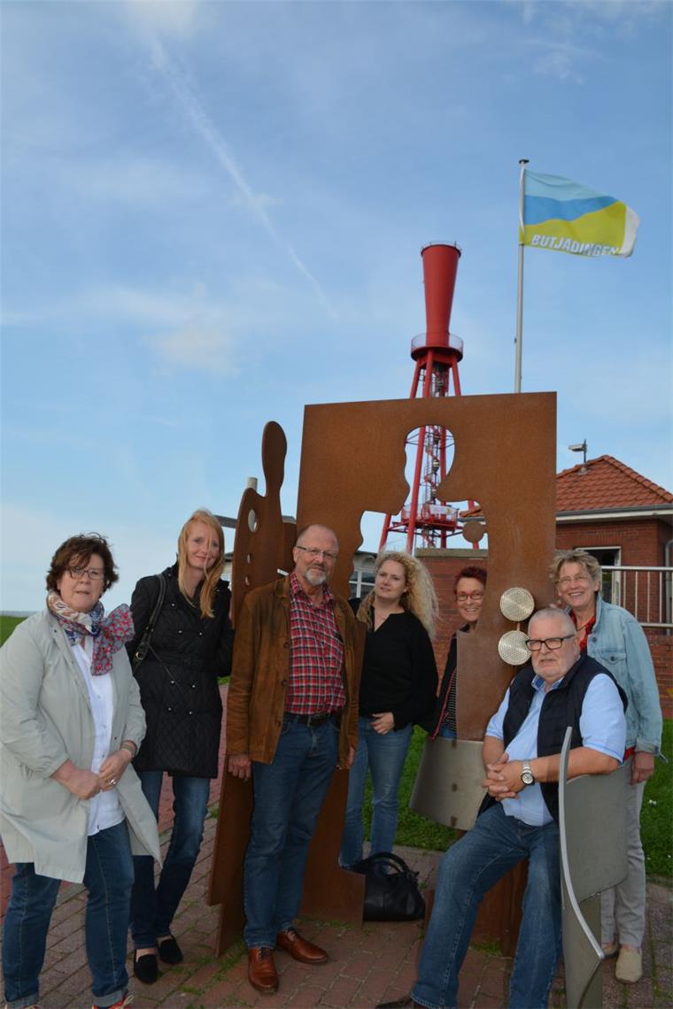 Das „Lustereck“ in Eckwarderhörne und das Leuchtfeuer (im Hintergrund) hat sich eine Delegation aus Oldenburg-Kreyenbrück angesehen. Erläutert wurde der Hörstuhl von den Butjadinger Künstlerinnen Ute Extra (rechts) und Bärbel Deharde (3. von rechts.).