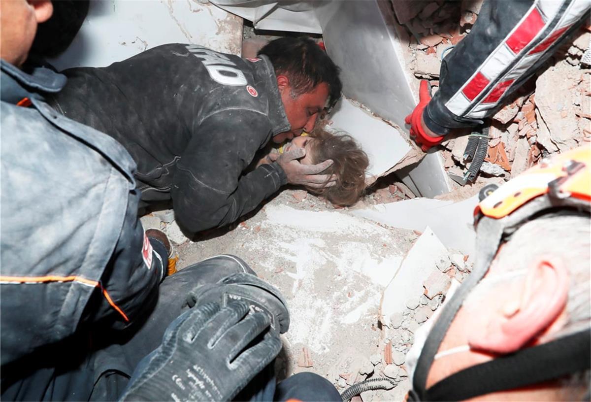 Dreijährige 91 Stunden nach Beben aus Trümmern gerettet Das Mädchen Ayda wurde unter Jubel und Applaus von Rettungskräften geborgen.